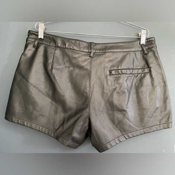 NWOT Asos Design Black Faux Leather Vegan Shorts Sz 36 - Picture 2 of 10